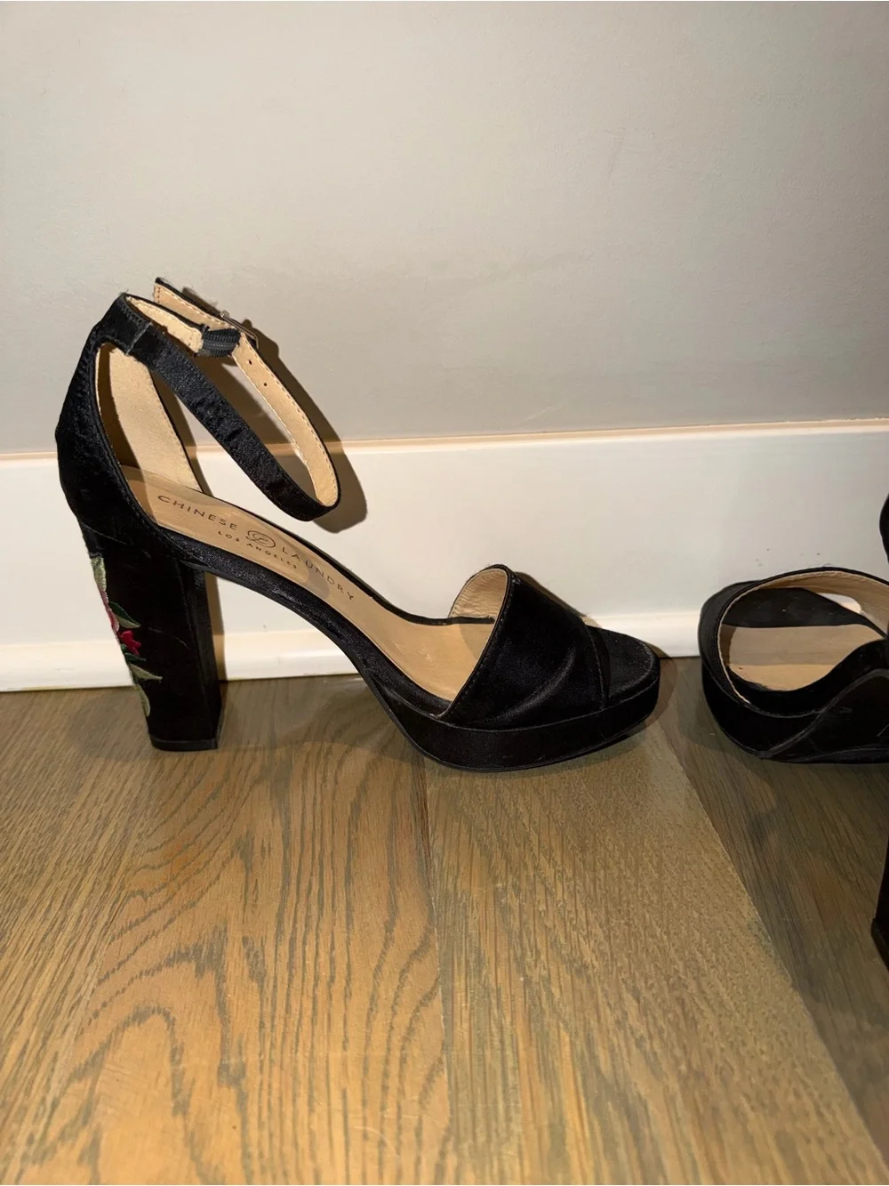 Chinese  Laundry black satin Embroidered Platform Heel Sandals size 8